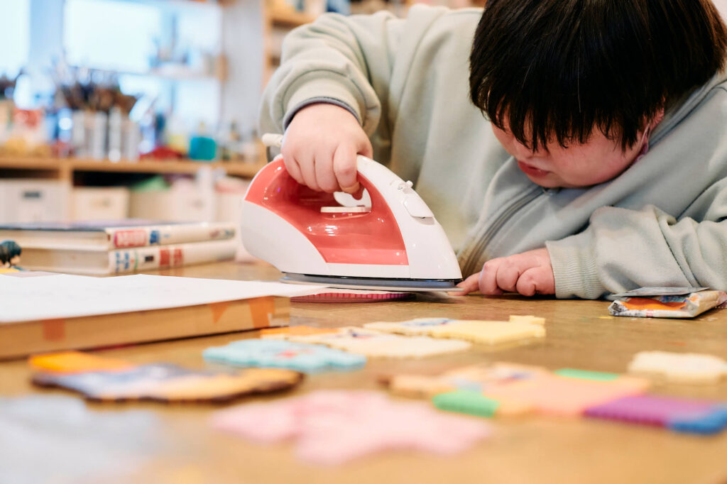 アイロンをかける仁井田晶子さん