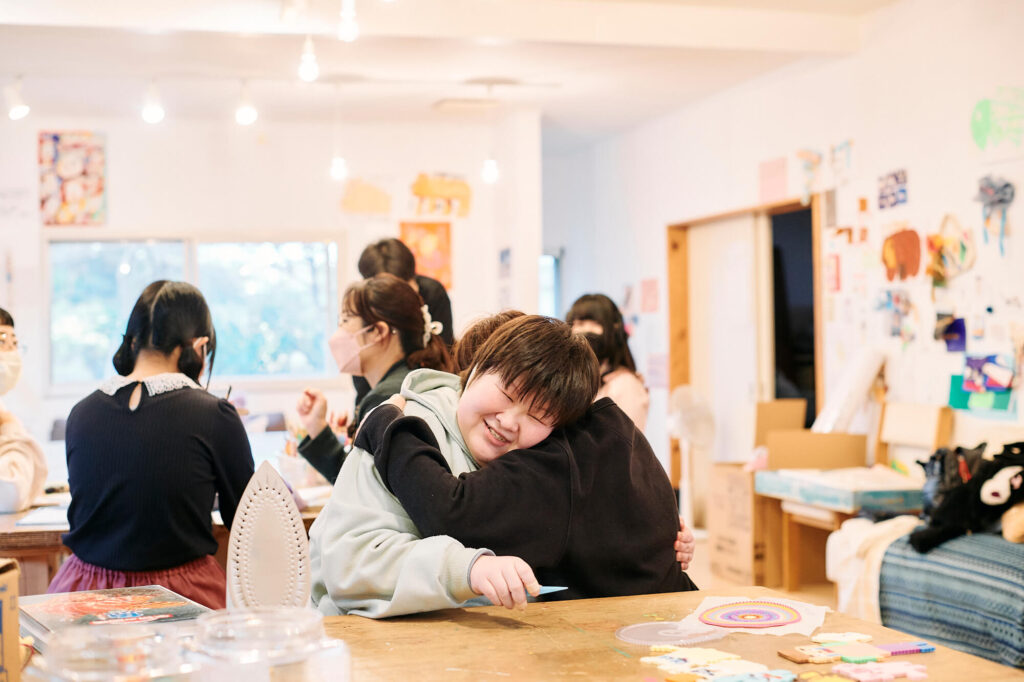 戸嶋祐子さんと抱き合う晶子さん