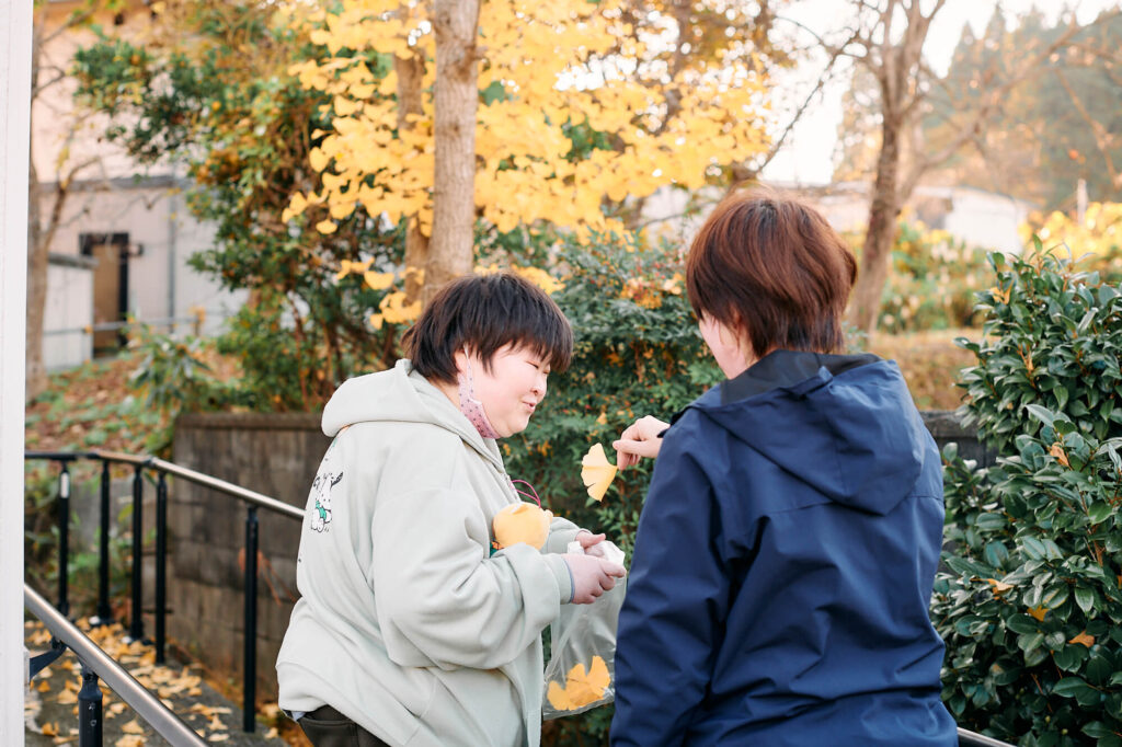 落ち葉を拾う晶子さん