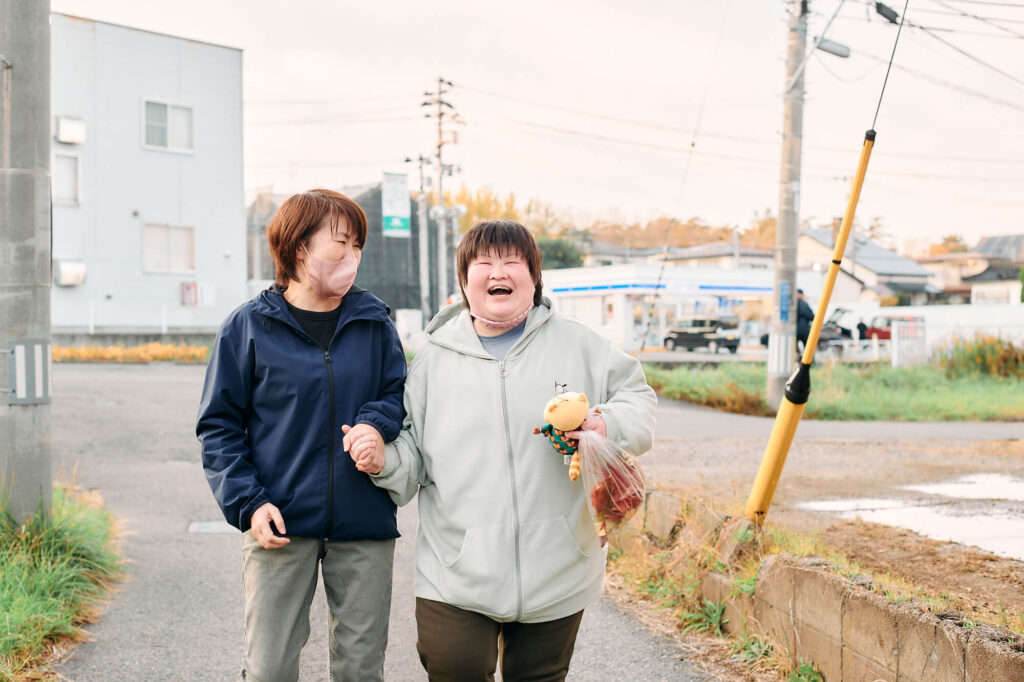 戸島さんと手をつないで歩く晶子さん