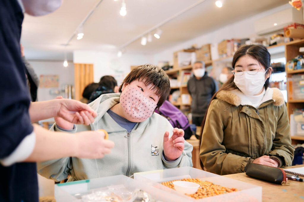 うれしそうな表情で制作に入る晶子さん