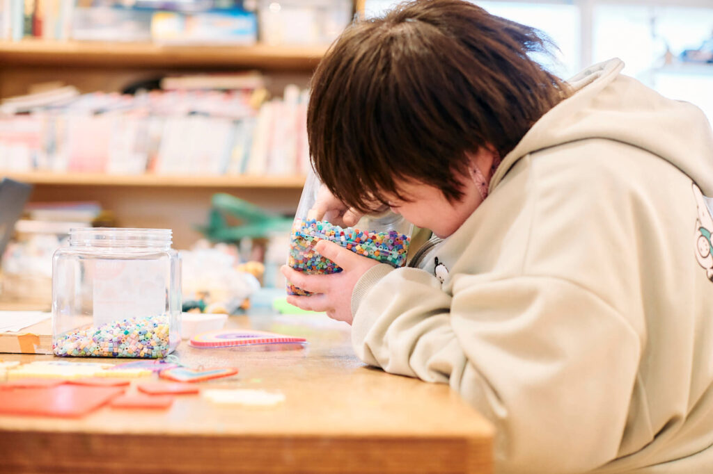 アイロンビーズを触る仁井田晶子さん