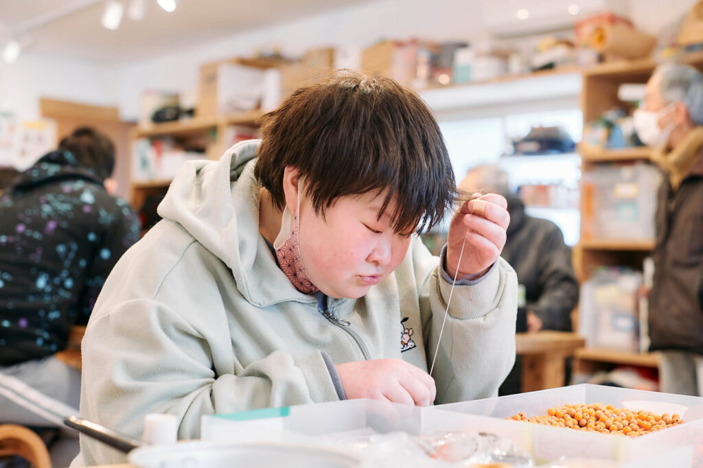 作品をつくる晶子さん