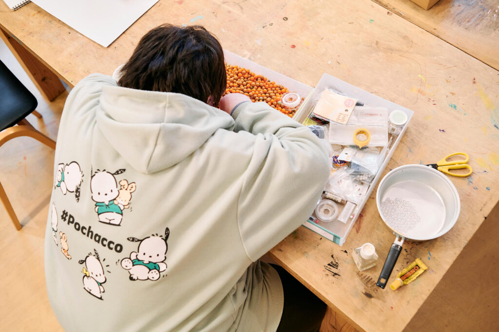 作品づくりに集中する晶子さん