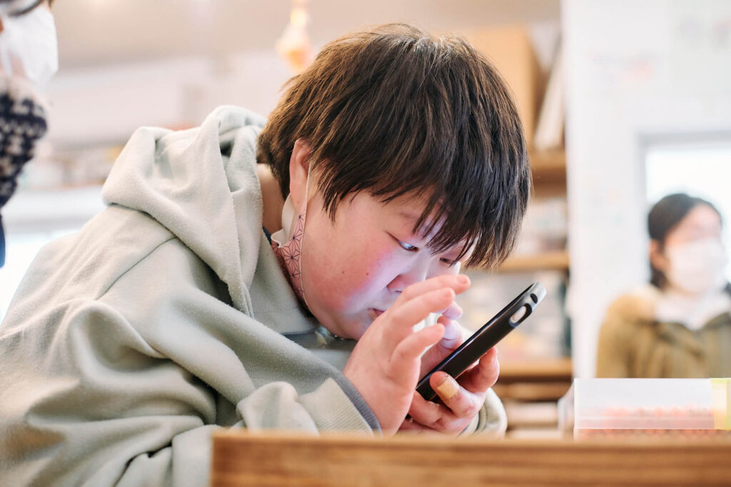 スマホを見る晶子さん