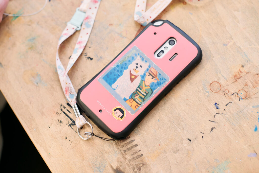 シールが貼られたスマホ