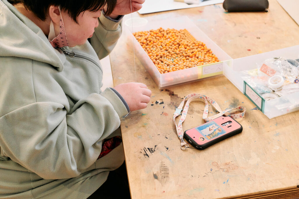 スマホを横に置いて作品をつくる晶子さん