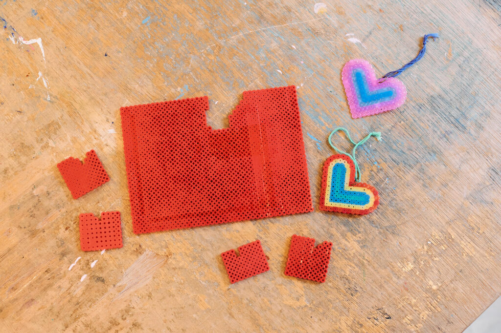 ハート型のアイロンビーズ作品