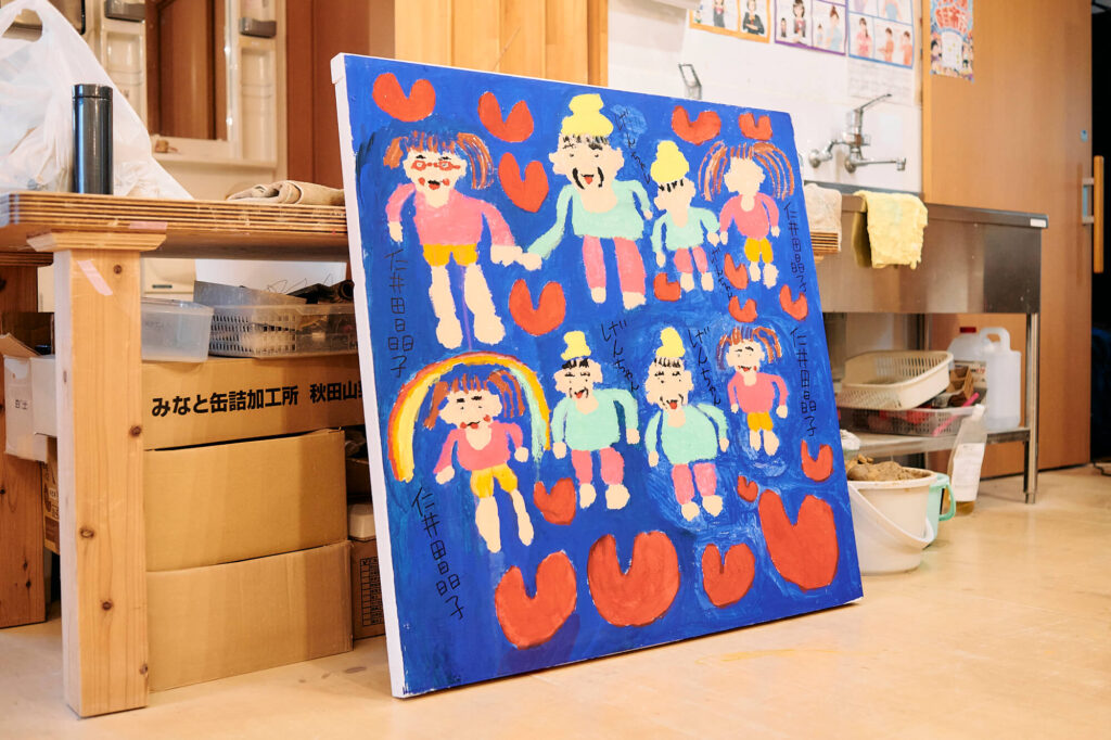 晶子さんによるハートが描かれた絵画