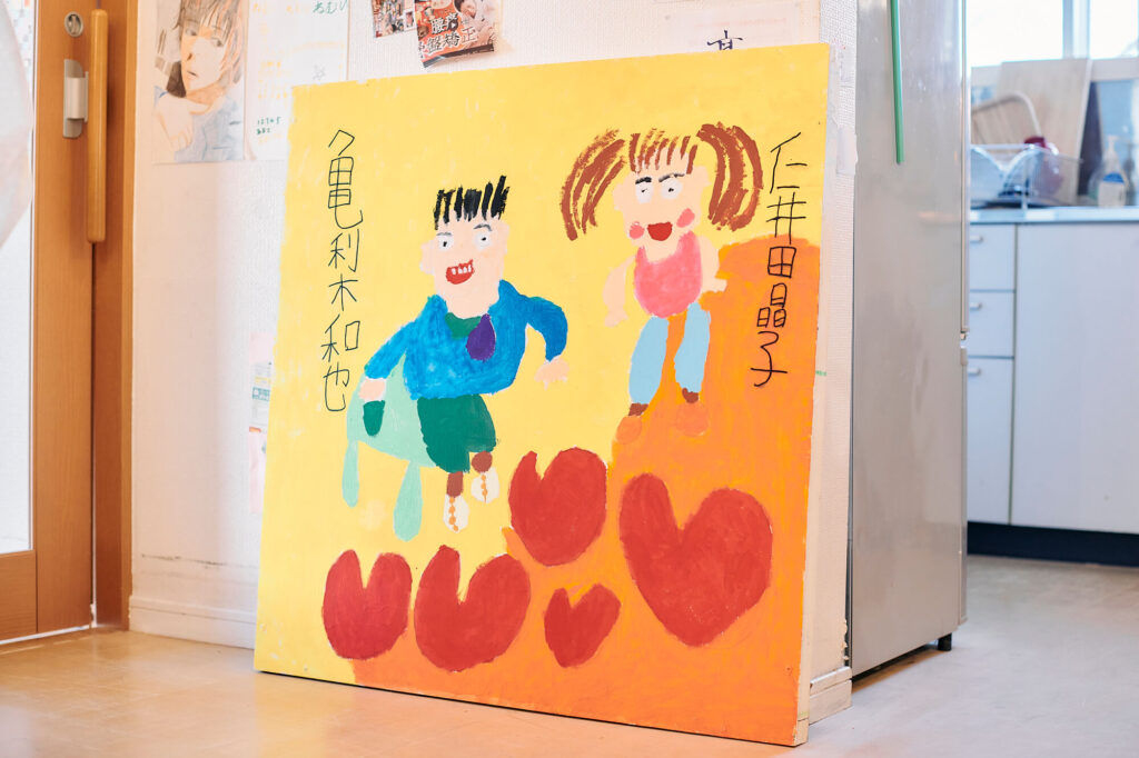 晶子さんによるハートが描かれた絵画