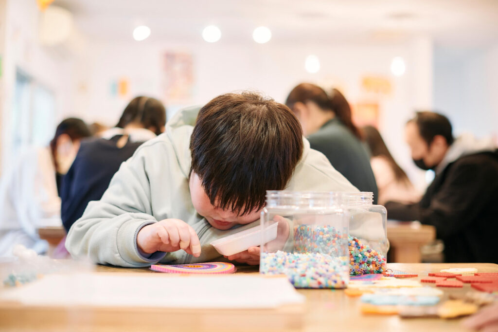 アイロンビーズ作品をつくる仁井田晶子さん