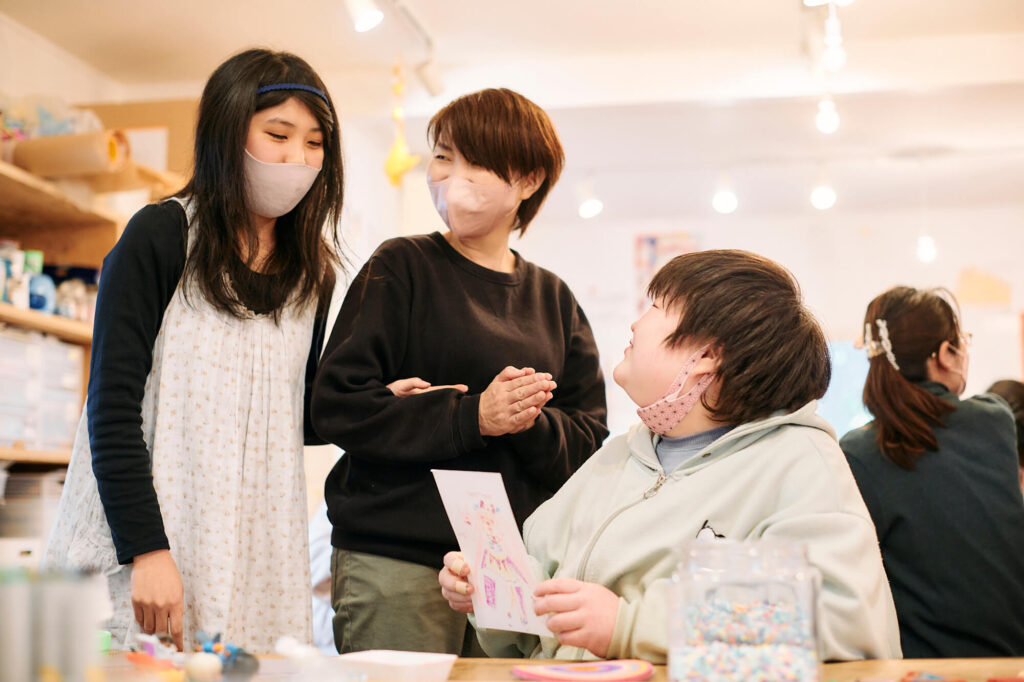 友達と話す仁井田晶子さん