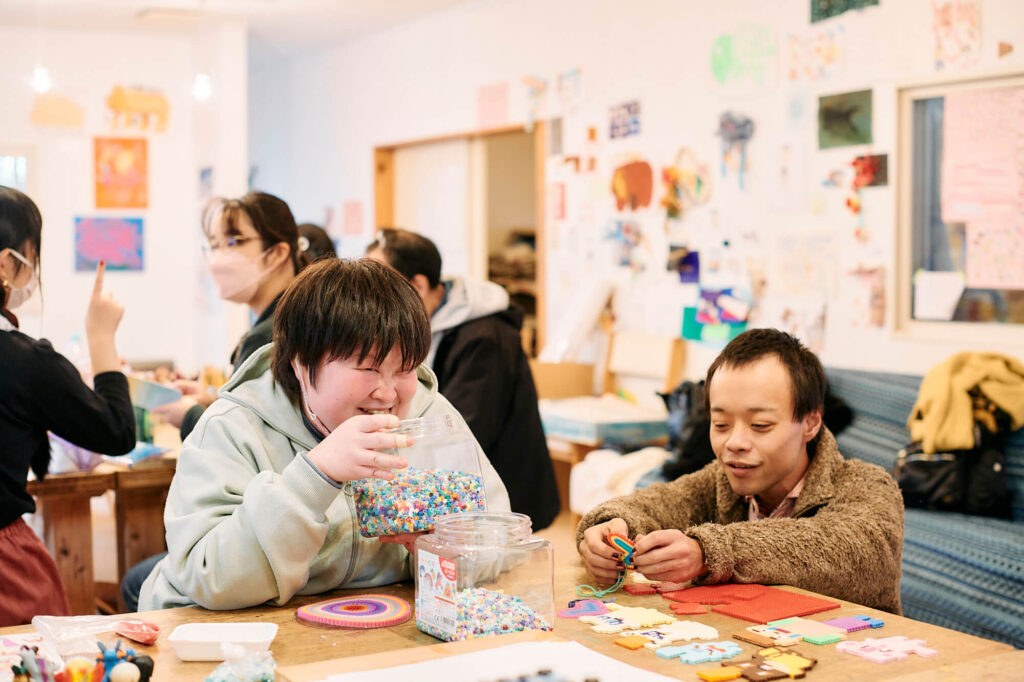 友達と話す仁井田晶子さん