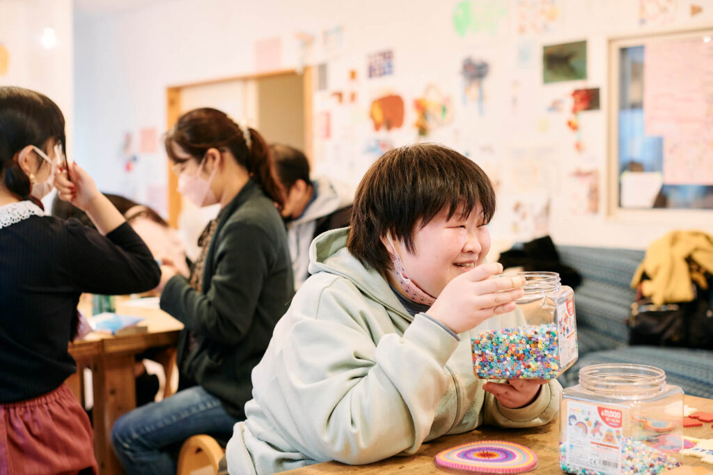 友達と話す仁井田晶子さん